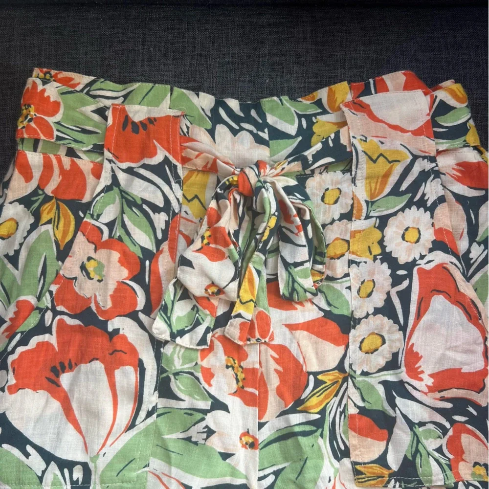 Bila-77 Floral Women's Shorts Floral. Size Medium. Tie detail.